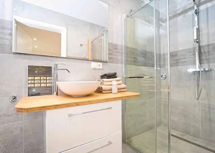 Bernardo Lux アパート カルパッチ